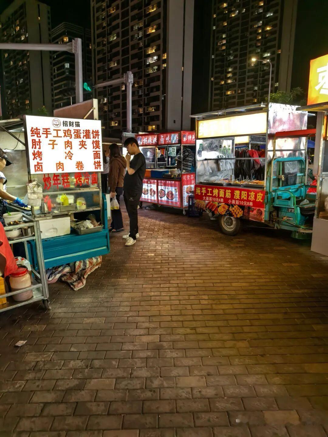 青岛高新区金茂览秀城周边占道摆摊问题突出，周边居民深受困扰，相关部门已出手整治并