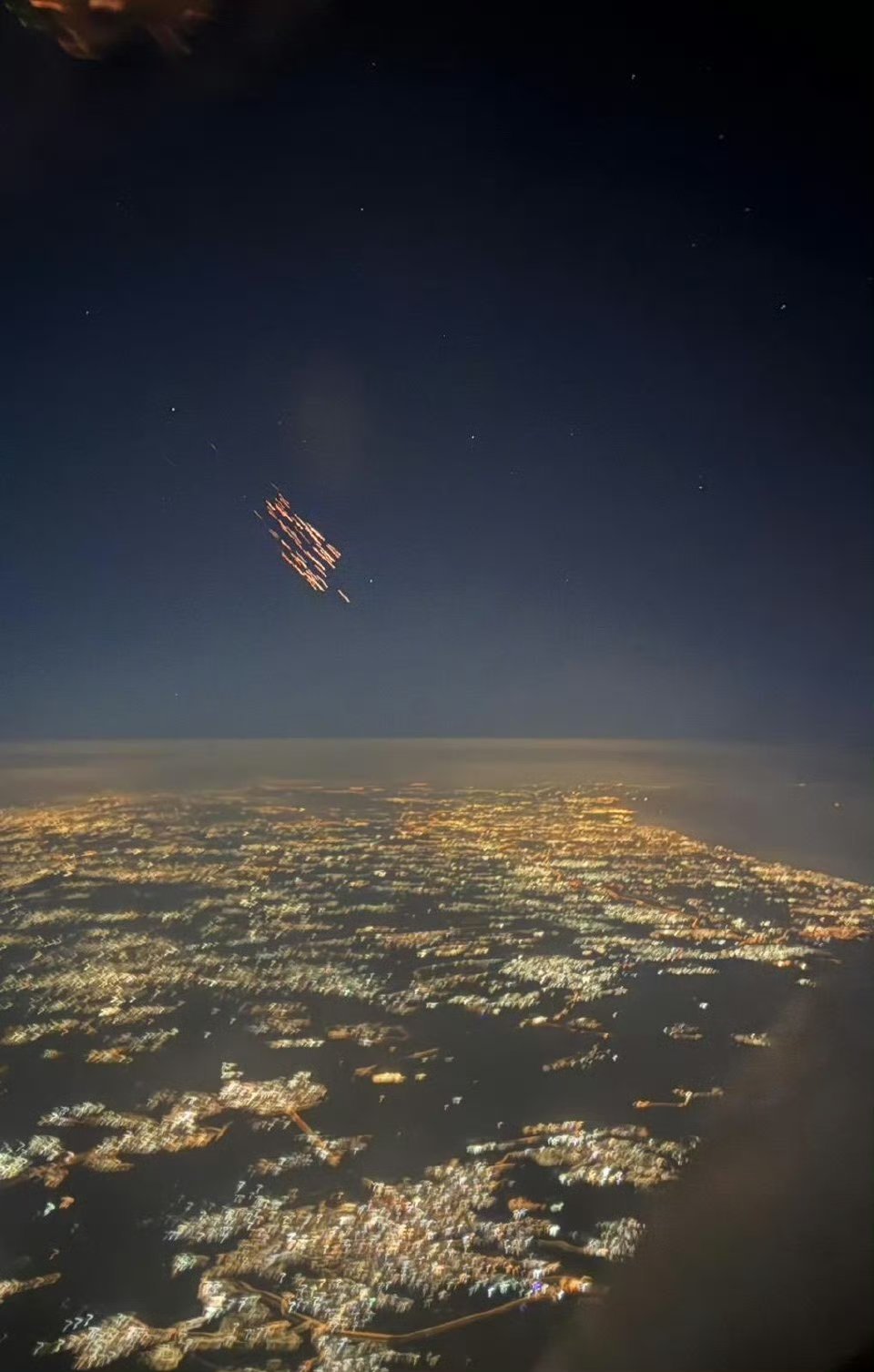 以色列空军飞行员从驾驶舱拍摄到一枚伊朗弹道导弹及其弹头裂开的瞬间。烽火问鼎计划美