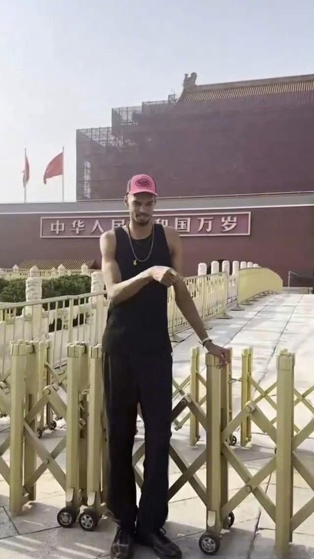 离开少林寺后，文班亚马还特地前往北京天安门广场。 ​​​