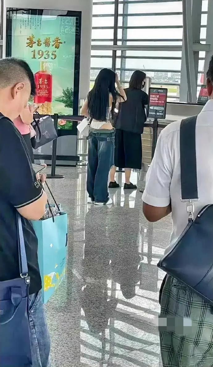 真怕她的裤子掉下来，想给她提提。