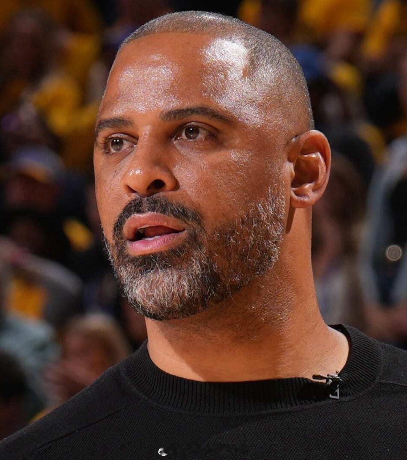 乌度卡表示火箭队的轮换阵容仍在调整完善中，但正在朝着目标迈进。他特别提到中锋位置