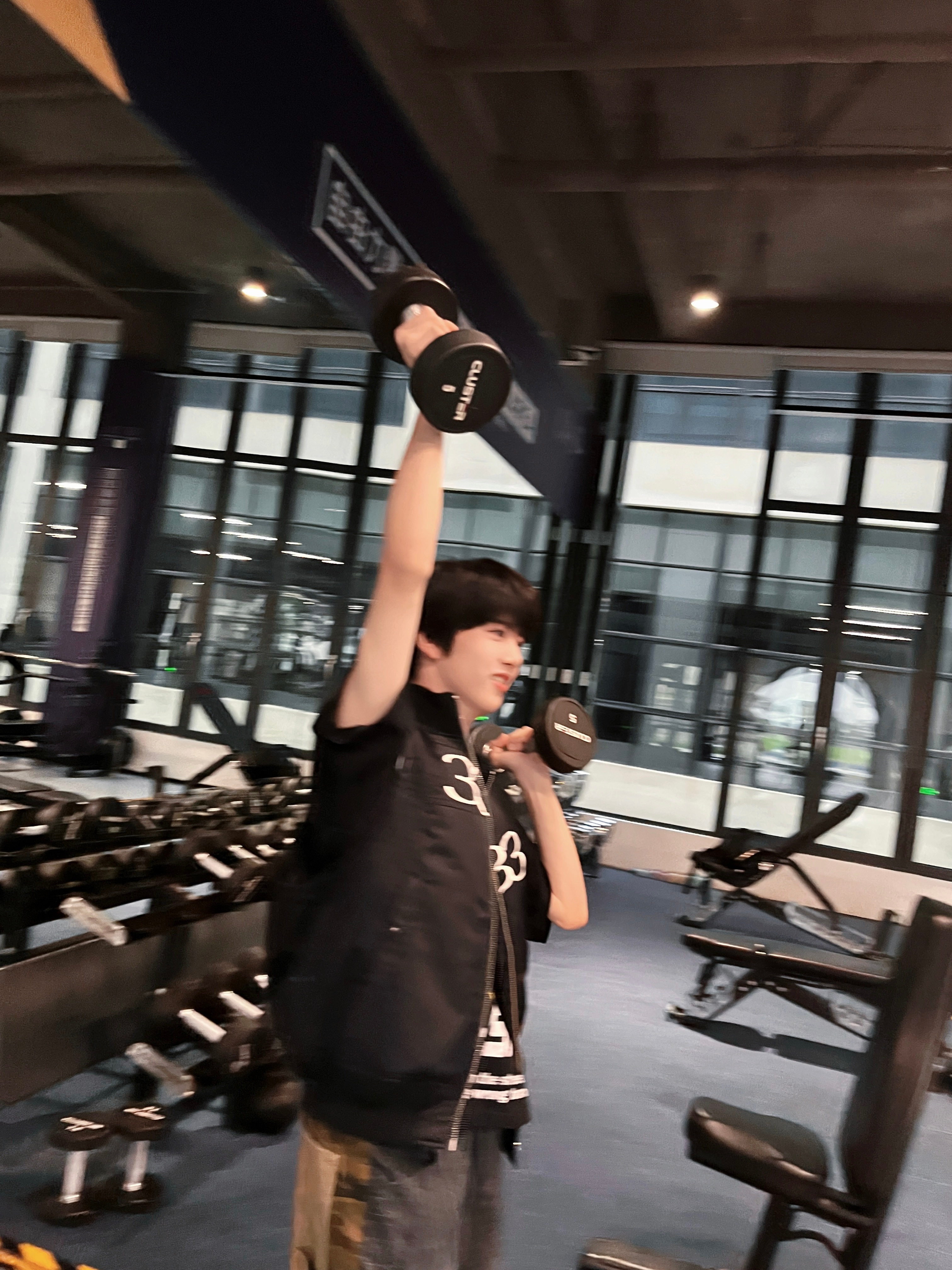 张函瑞健身房live 健身房体验一番后直接放弃，杠铃哑铃轮番尝试，最后总结自己已