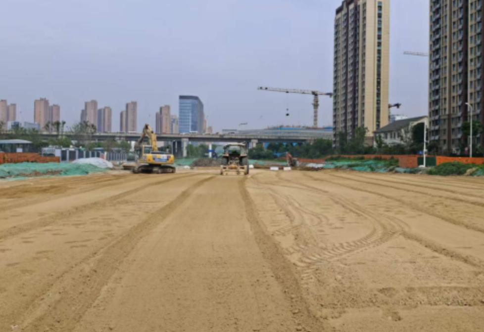 近日，东部新中心泾县路（郎溪路-广德路）市政道路工程稳步推进，根据市重点局公示信