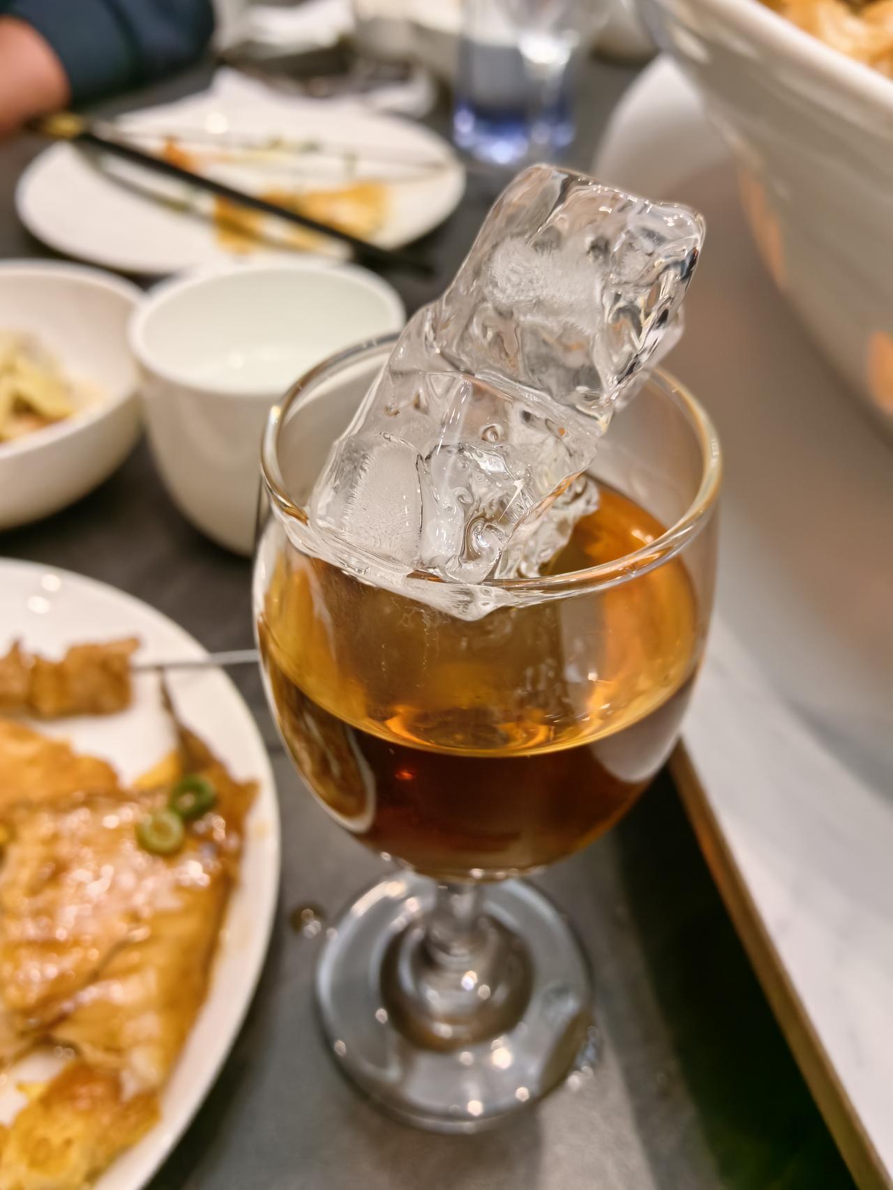 分享心灵的触动夜来兄至对倾壶，醉倒何妨笑眼糊。世事浮沉杯底散，人间灯火梦中濡。