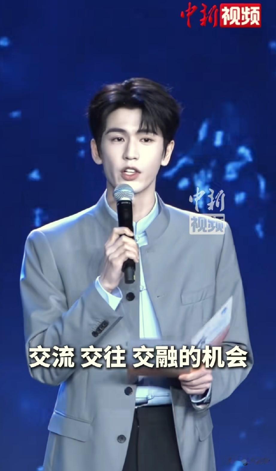 张凌赫在第十八届海峡论坛上的演讲上了热搜。你会发现他谈吐大方，言之无物。这和前段