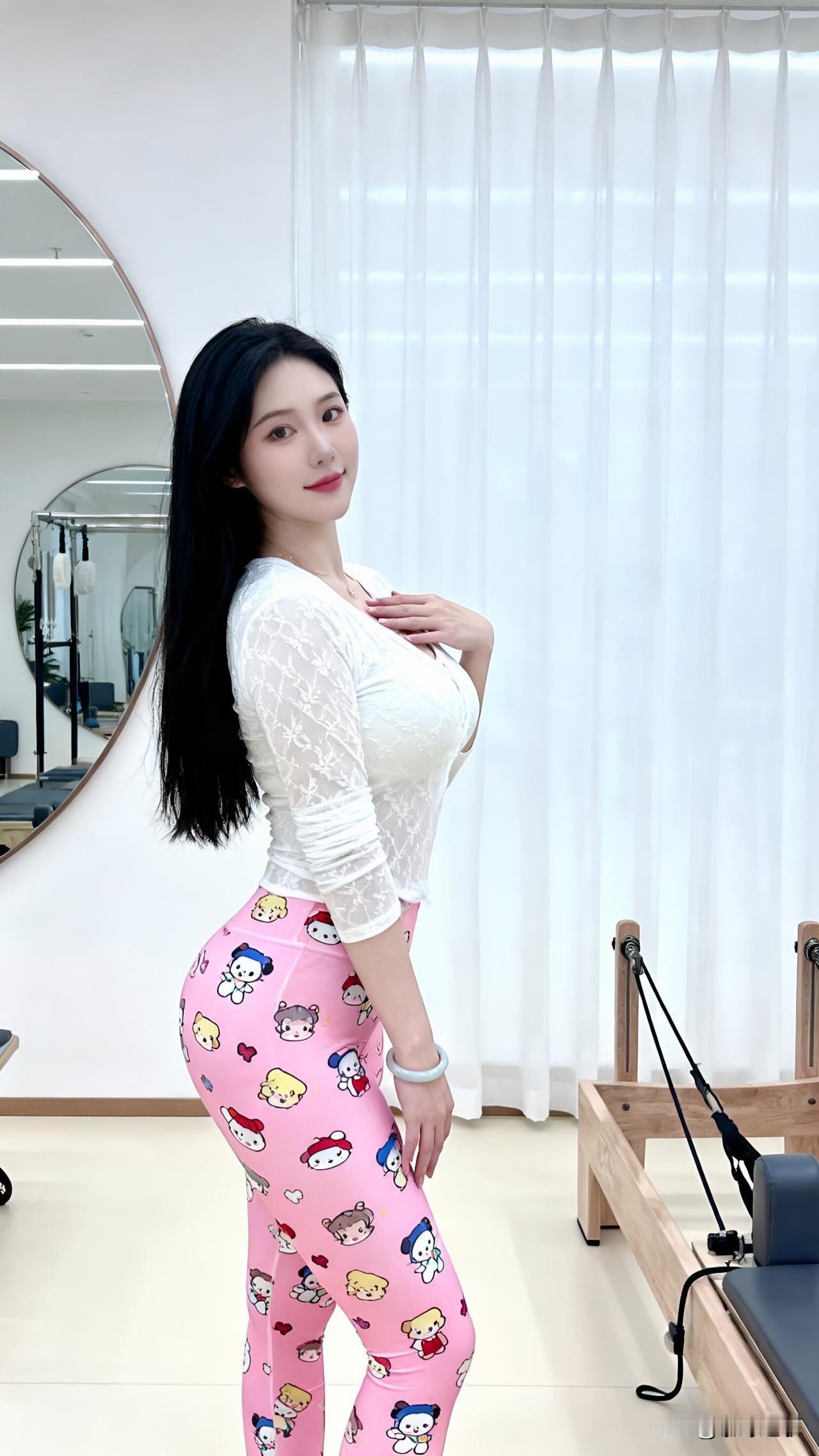 你看粉色紧身裤上的Hello Kitty图案，这是陈哲特意为我挑的康复训练服。镜