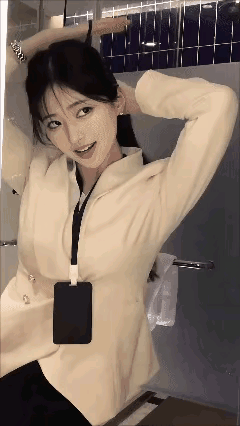 女孩扎个头发都这么风情万种，媚眼如丝，这是不是就是传说中的那种：在意中人面前，既