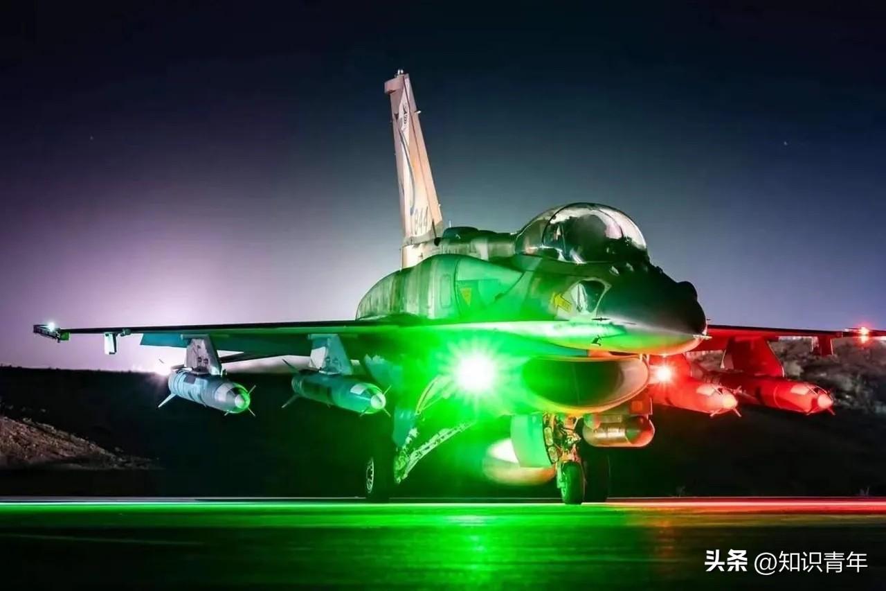 以色列空军直接公开了，以军F-16战机空袭伊朗，根本就没有携带空空导弹。就是疯狂