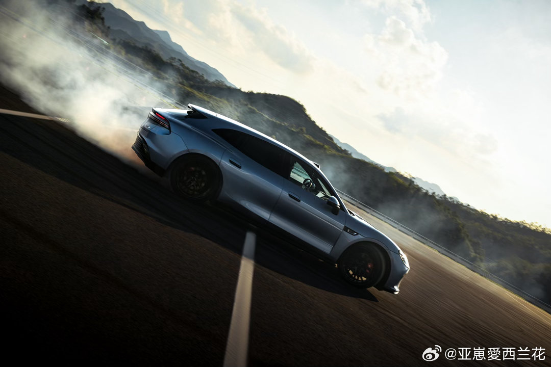 启境GT7想怎么漂就怎么漂 启境GT7搭载首发华为赤兔平台，配齐闭式双腔空悬、可