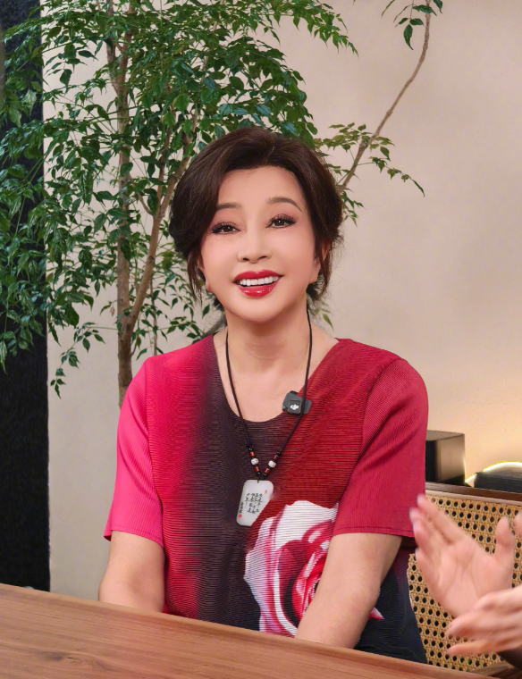 1. 有位曾生病的小花在接触一位来自赌城的老板时，得知对方偏爱白幼瘦风格，便立刻