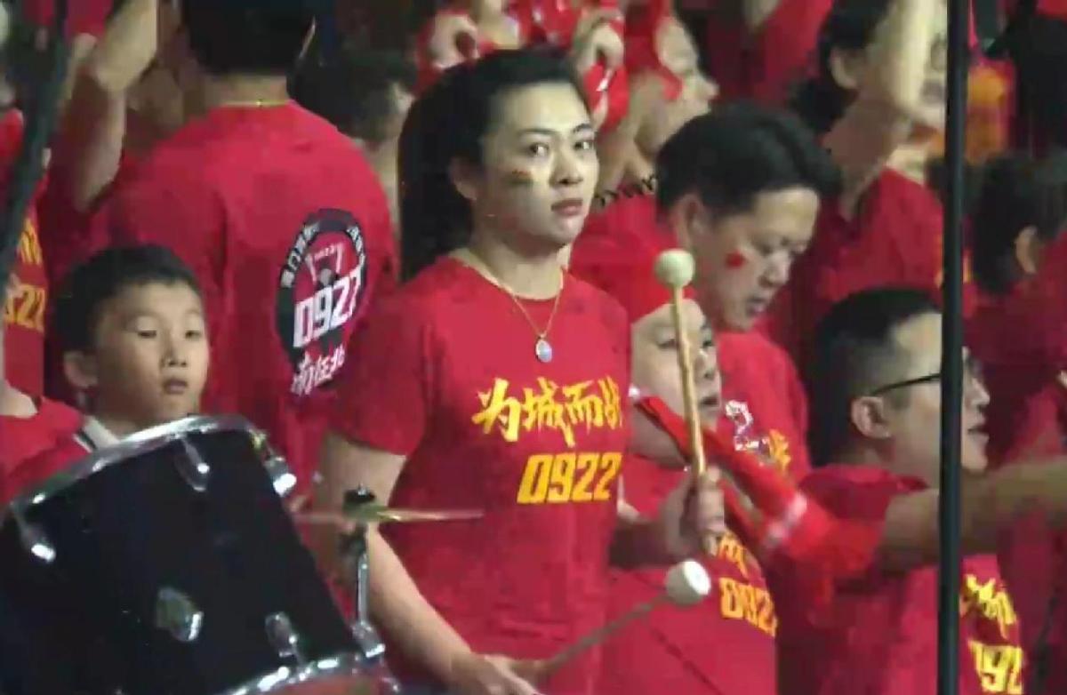 他蹲在工地角落啃冷馒头，手机屏亮着女儿的视频通话。
孩子在屏幕那头喊：“爸爸，你