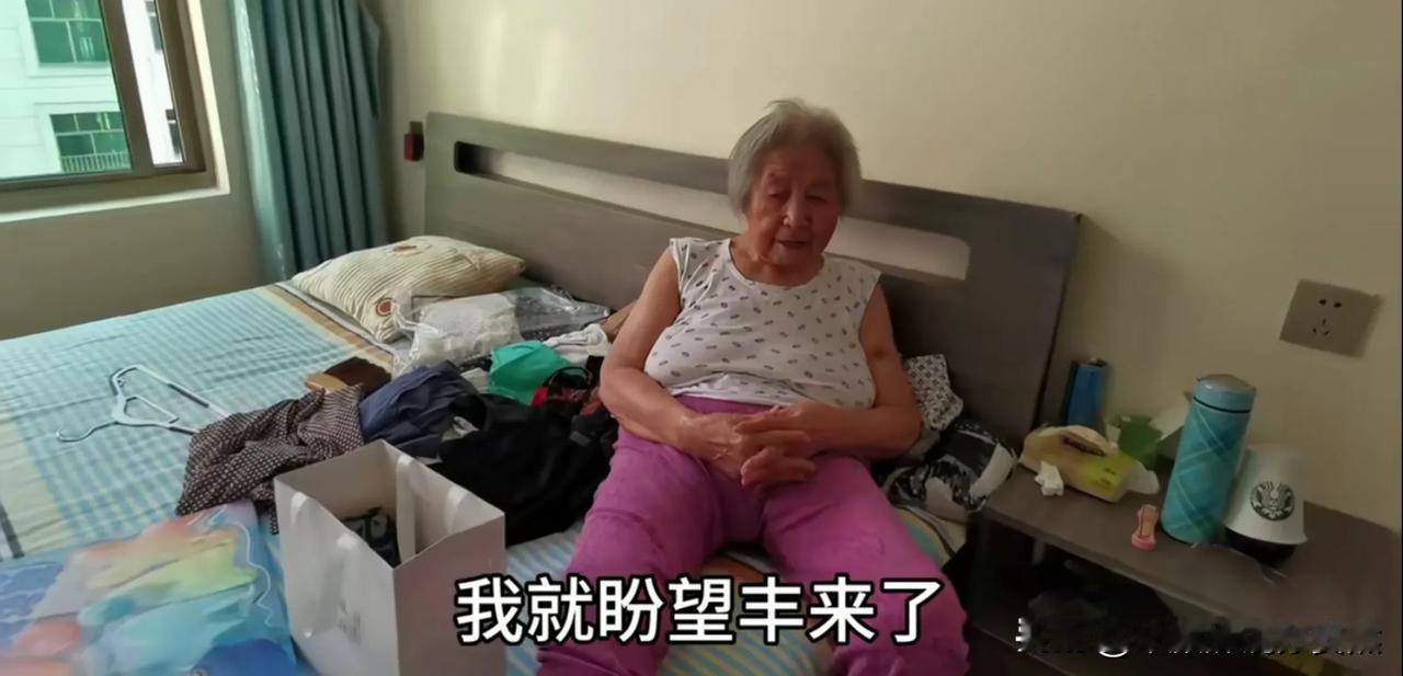 只有亲妈和亲闺女才敢这么说话吧！李忠莲姐弟因电梯停电，没带老妈一起看海。老母亲就