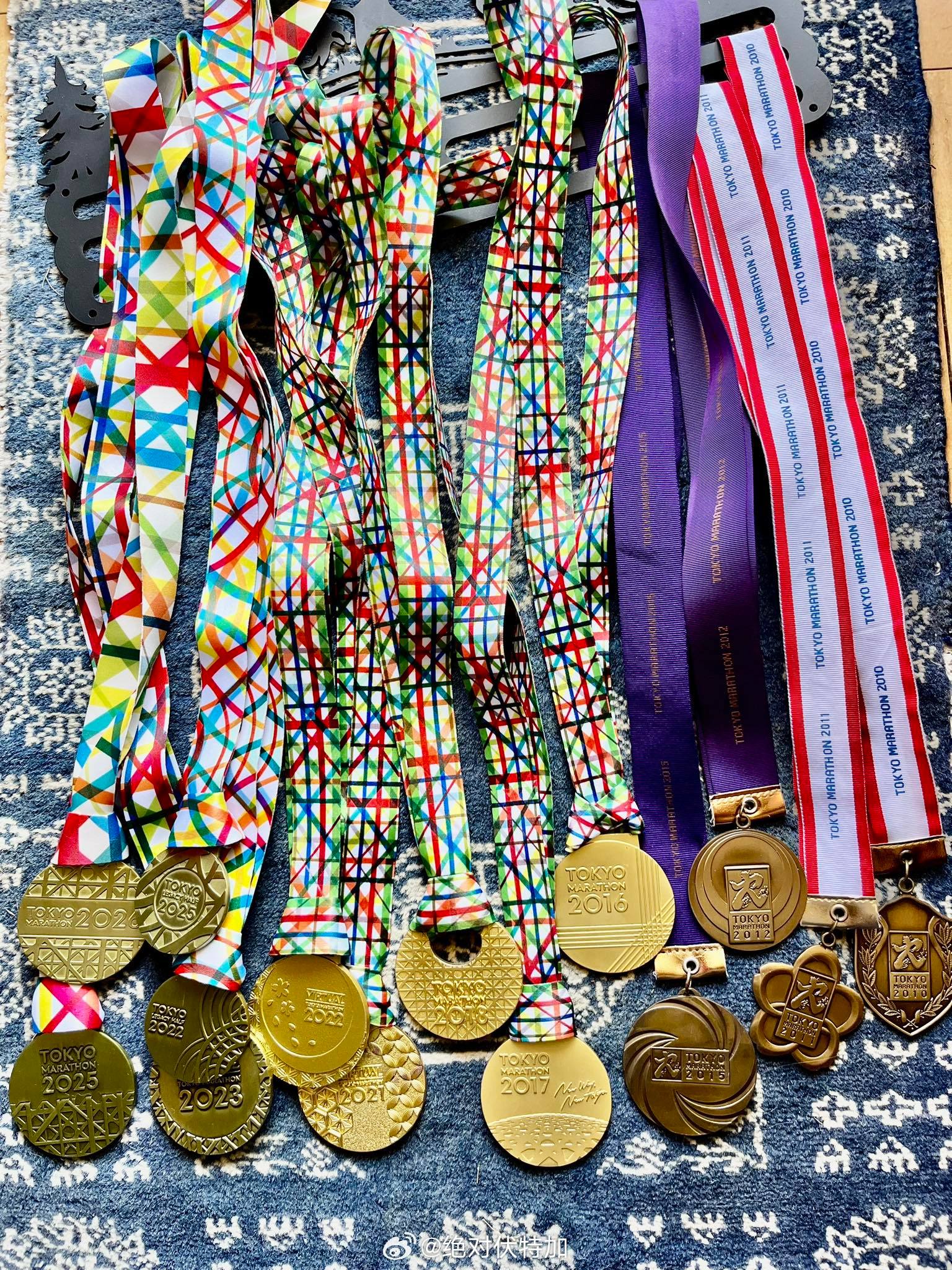 一个日本人的东京马拉松奖牌，这是什么锦鲤体质啊。东京马拉松 赛事组织 跑步