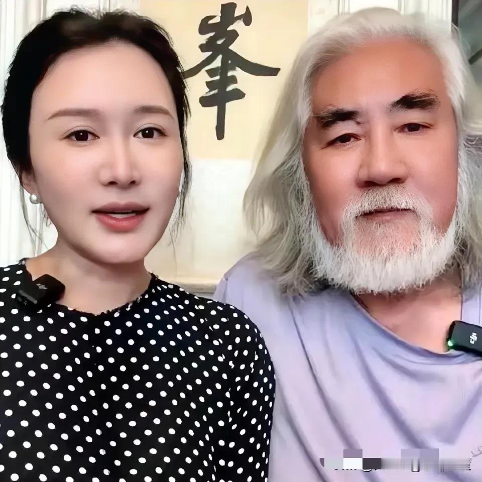张纪中现在走网红路线，白发苍苍带着娇妻发表声明。娇妻称他们的第一个儿子是她人工获