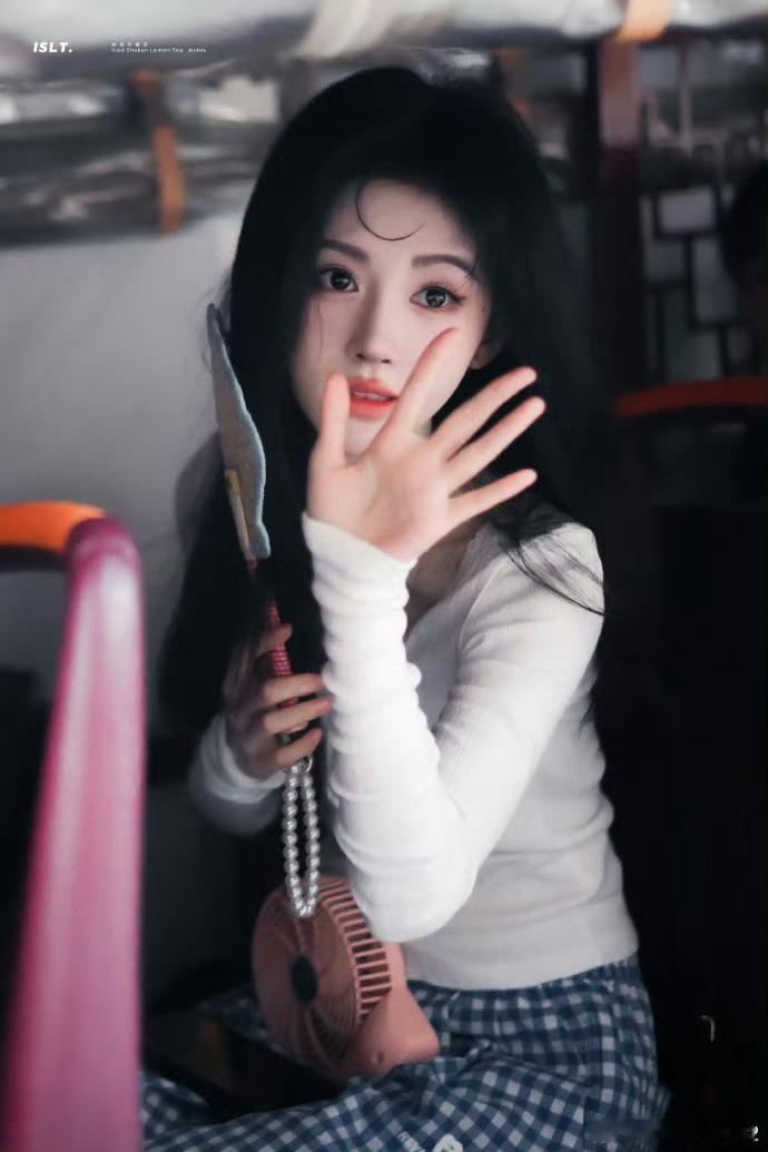 鞠婧祎我想象中被风吹得样子谁没对着鞠婧祎发疯！这张脸直接焊在言情文女主脸上，被风