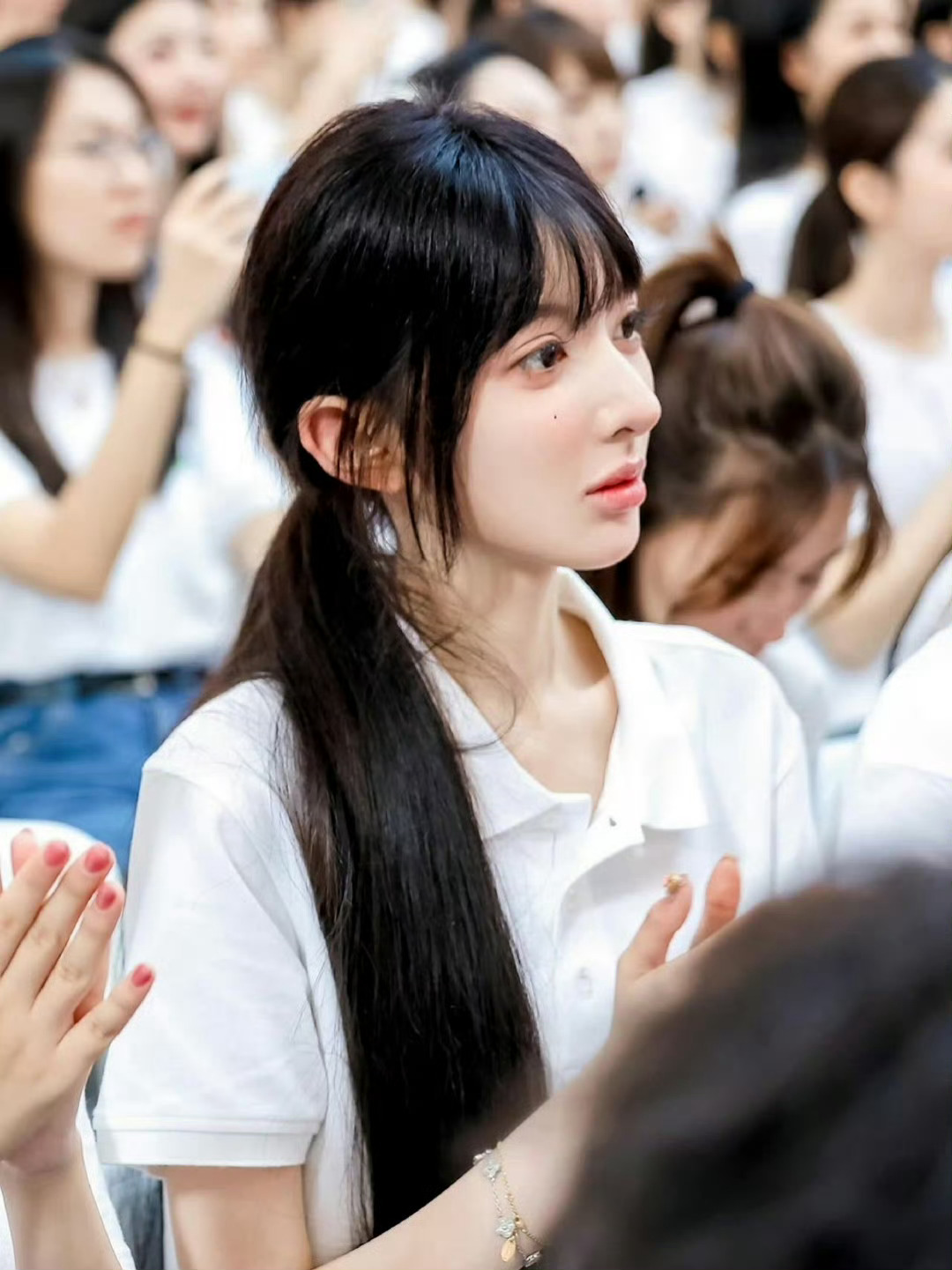 被擦妆 5 次的艺考女生，亮相中传开学典礼 