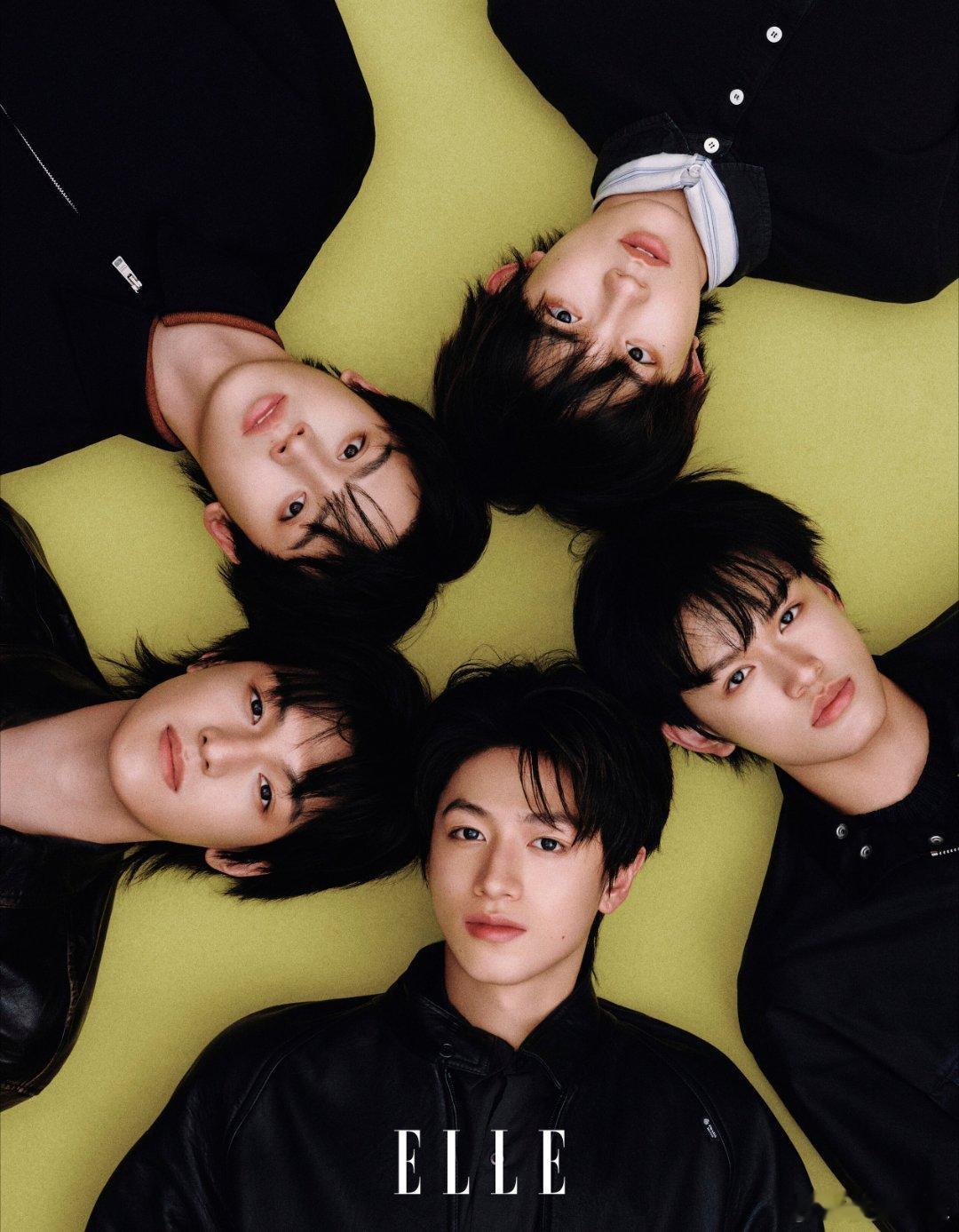 忙碌拍摄现场里，白色球形支架似未知新生星球静立在纯白背景中。闪光灯明灭、人声嘈杂