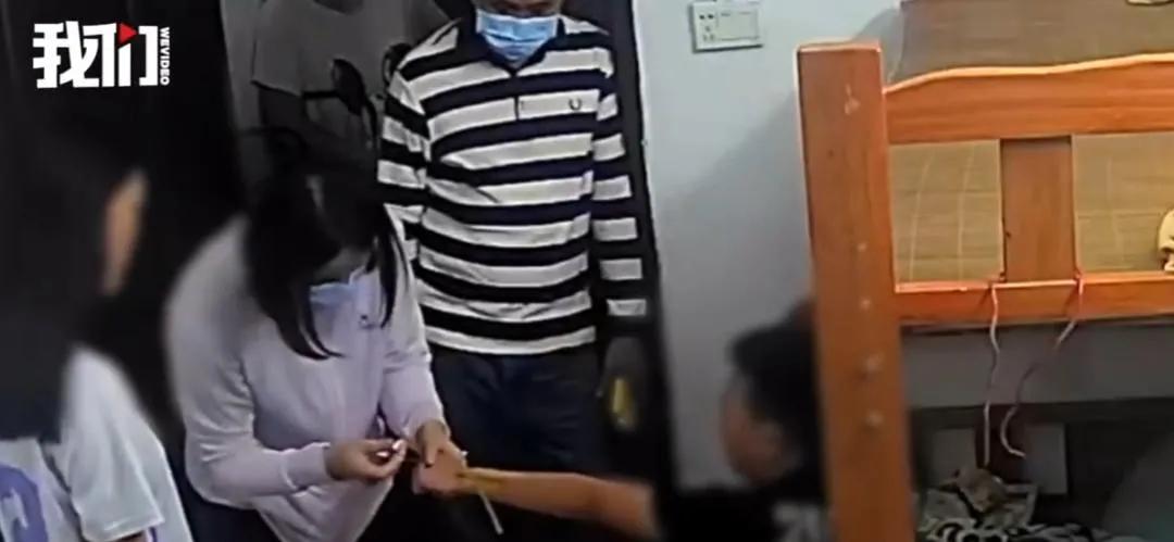 大半夜闯进孩子家里强行抽血，这操作简直比"黄鼠狼给鸡拜年"还离谱。
    8月