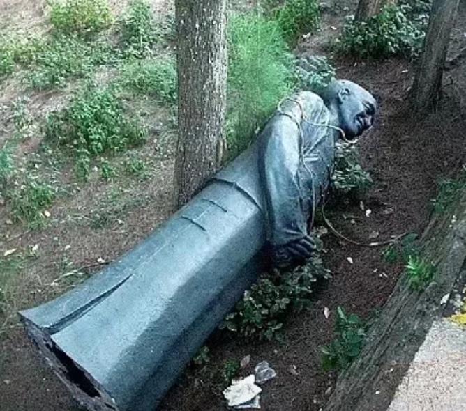 在台湾随处可见被推倒与被损毁的蒋介石雕像，与高雄市建造的不时有人来拜祭送花的安倍