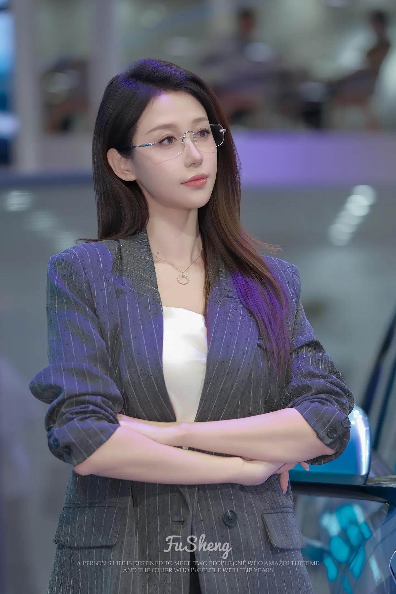 职场女性魅力穿搭，优雅气质，尽显时尚风采！