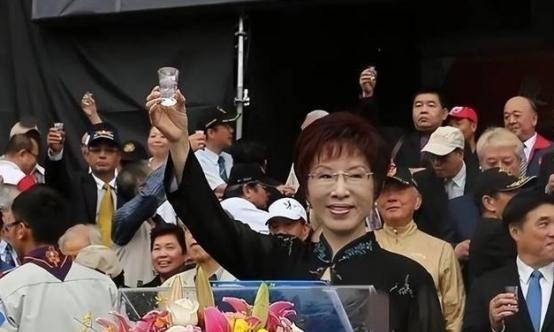 洪秀柱在接受媒体采访时抛出一句极具分量的话：“如果台湾不是大陆的领土，清朝怎么能