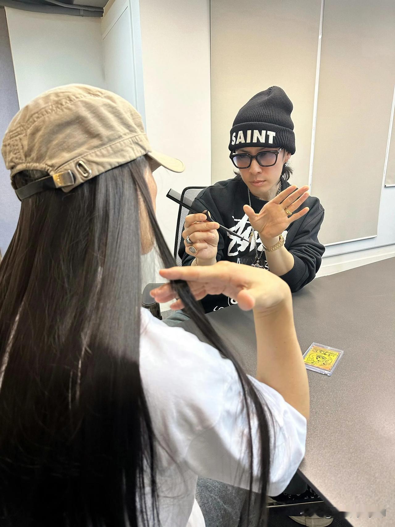 周星驰体验离子烫：一头黑长直 这么妩媚也是没谁了#周星驰的离子烫# #周星驰新造