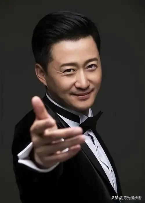 发现一个有意思的事，
只要吴京导演的电影，
不管是什么题材，不管男女主角是谁，演