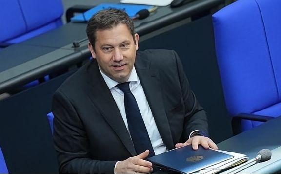 德国财长拜尔这前后两句话真是让人笑掉大牙。访华前说“我们不要中国垃圾”，满满的傲