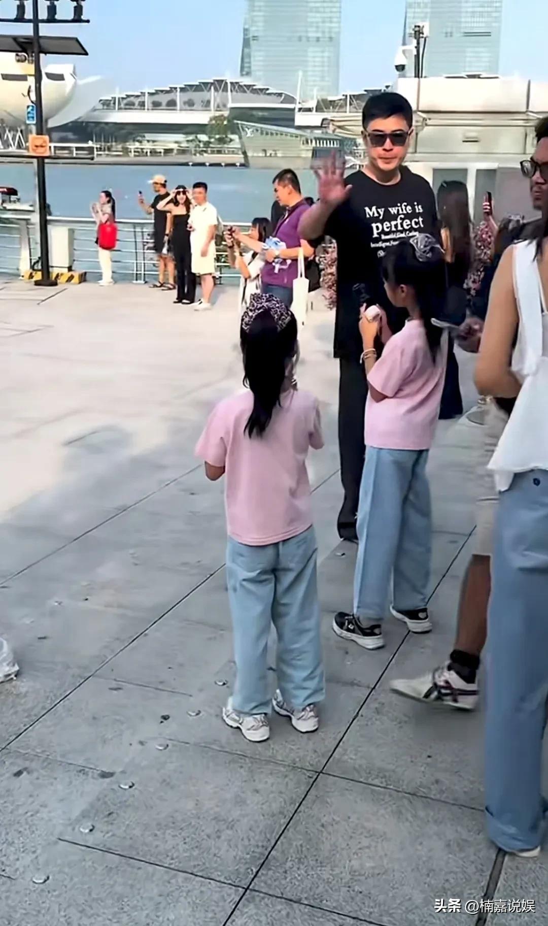 陈赫、张子萱夫妻俩带着两个孩子现身新加坡游玩。
看起来他对张子萱是真爱啊，无时无