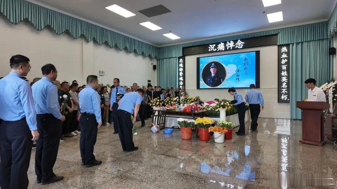 派出所所长钟鸣因公殉职！贺州市公安局大宁派出所所长钟鸣的追悼会现场，挽联低垂，哀