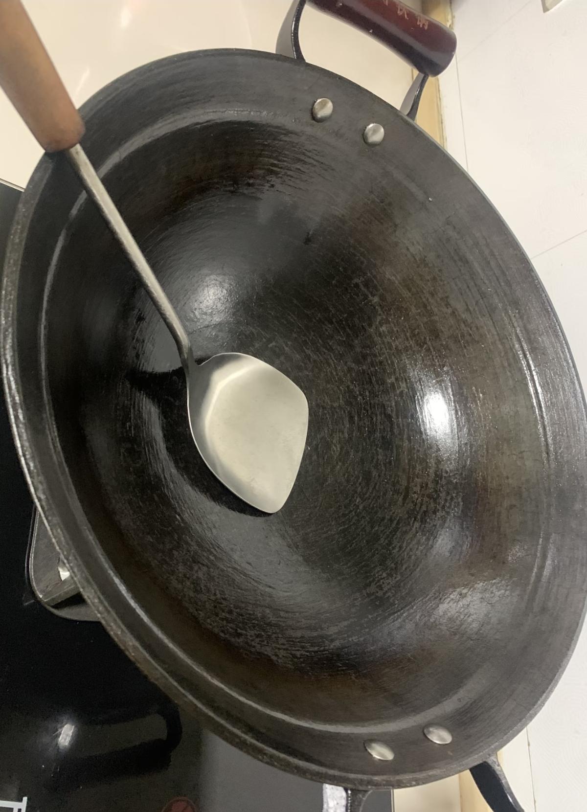 真心奉劝大家，别再花大价钱买不粘锅了！
不管多贵的牌子，用上一年半载照样粘，纯属