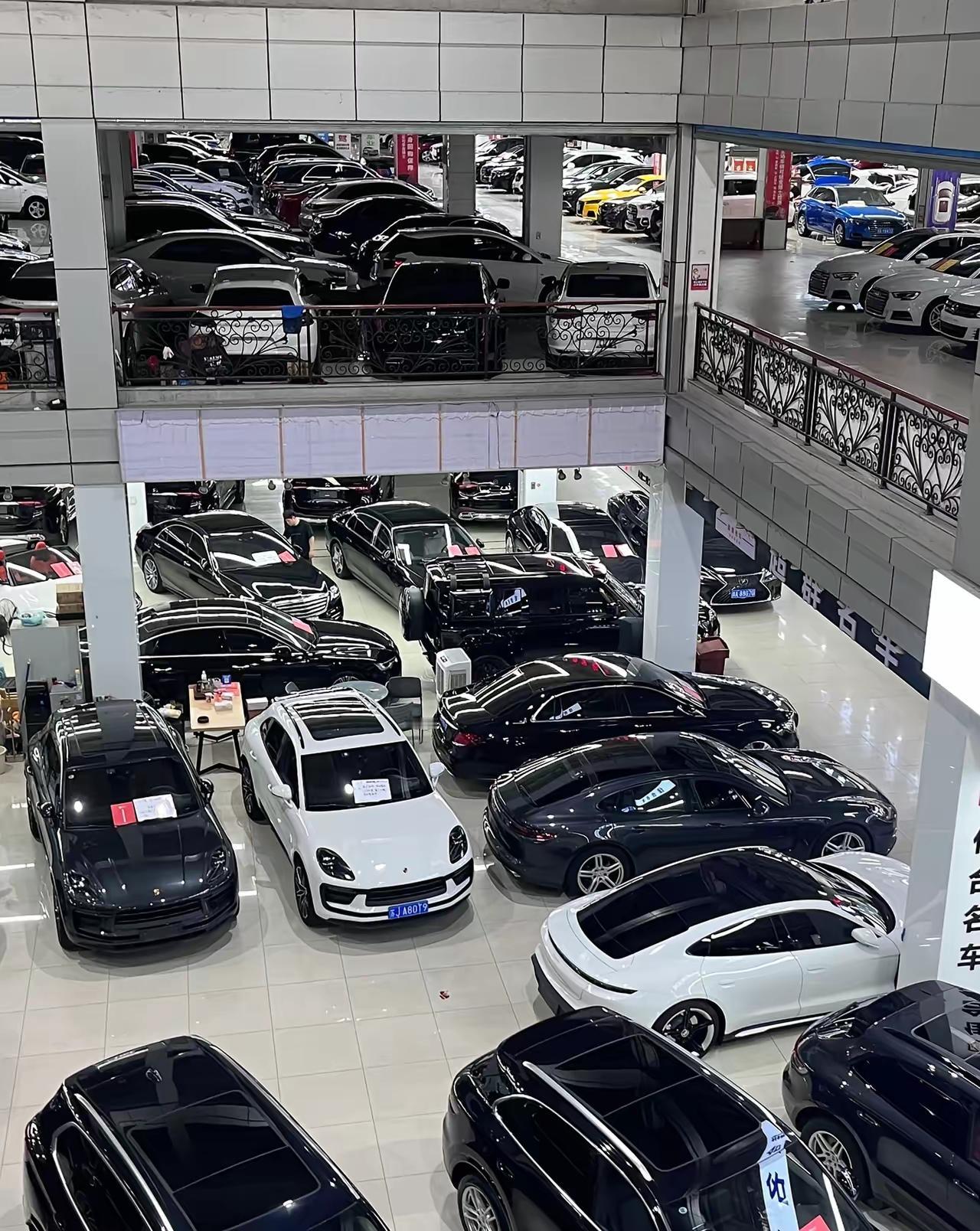 单位充电不要钱，我现在每个月油费七八百。想换电车，但看上的小鹏极氪要20多万，卖