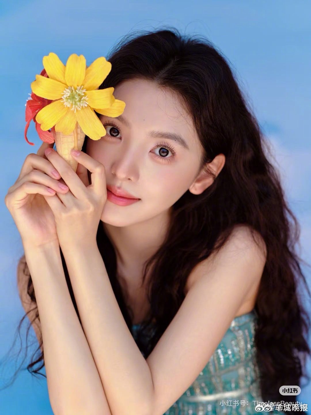 【内娱女星与花合影大片一览】繁花与佳人相映，以花为景，以貌为魂，在镜头前与各色花