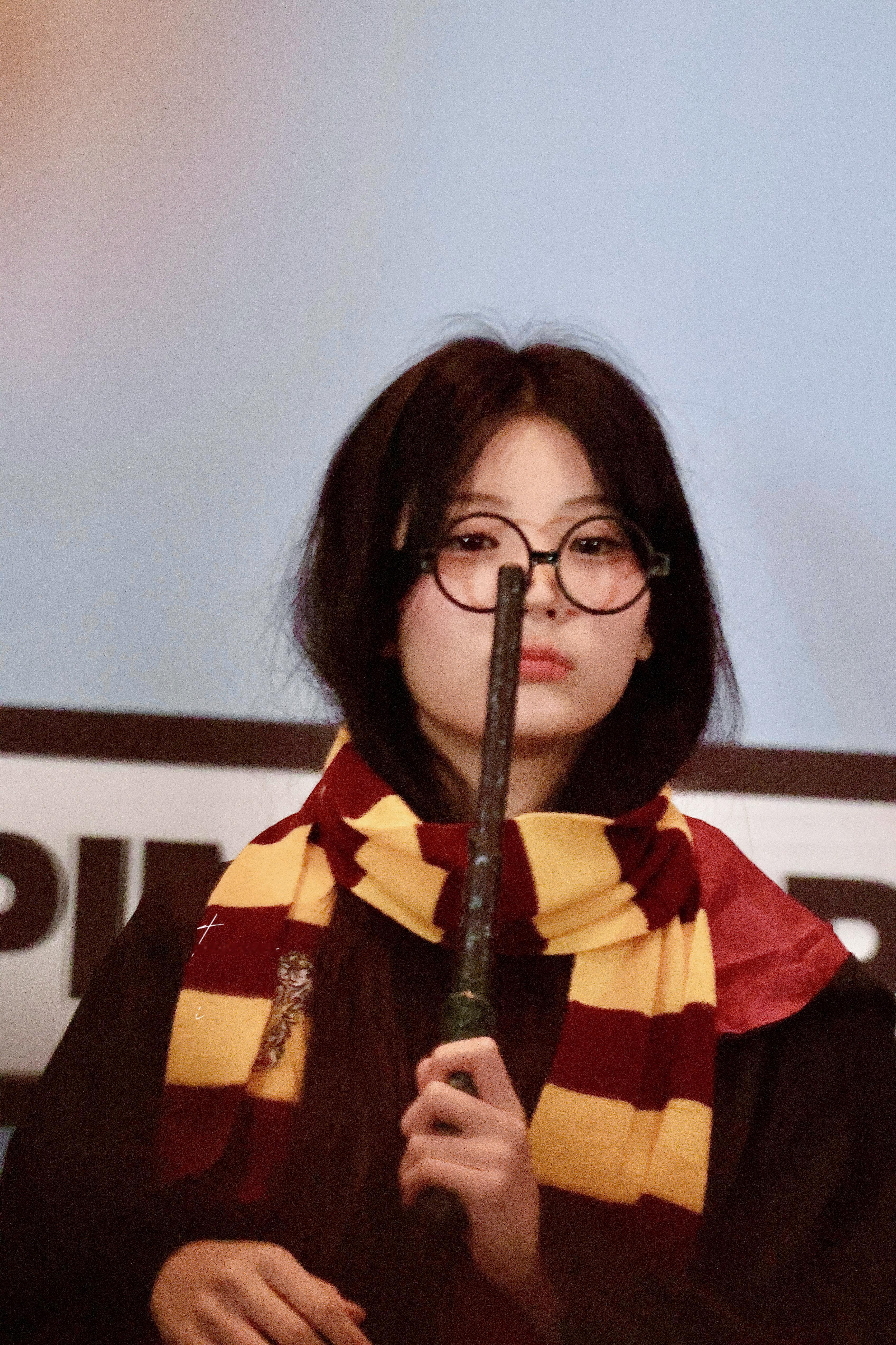 LeeWonhee  假如全世界智商下降100倍而我戴上了黑框眼镜 