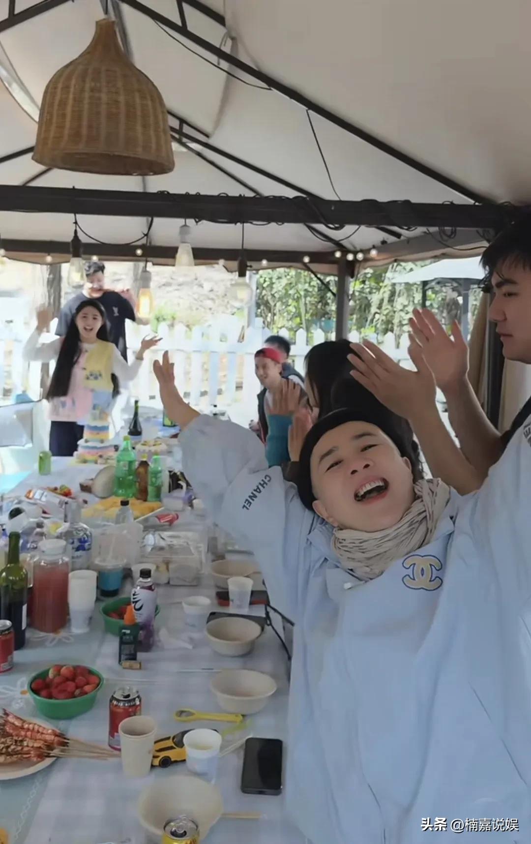 金龟子女儿王逸宸（小名：娃娃）过生日，庆祝26岁，举行生日派对，婆家、娘家人一起