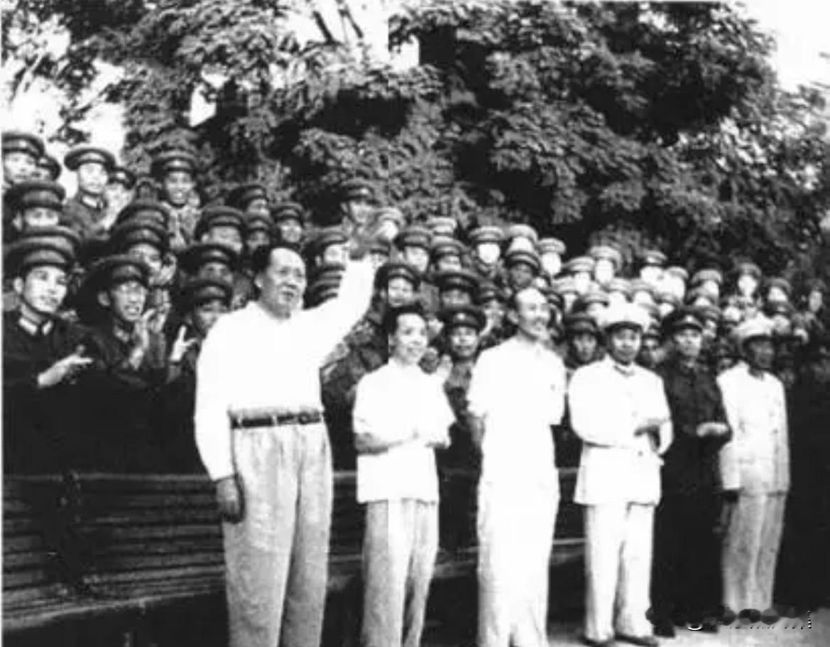 1958年8月9日下午，毛泽东主席在济南军区司令部大院，接见了出席济南军区第一届