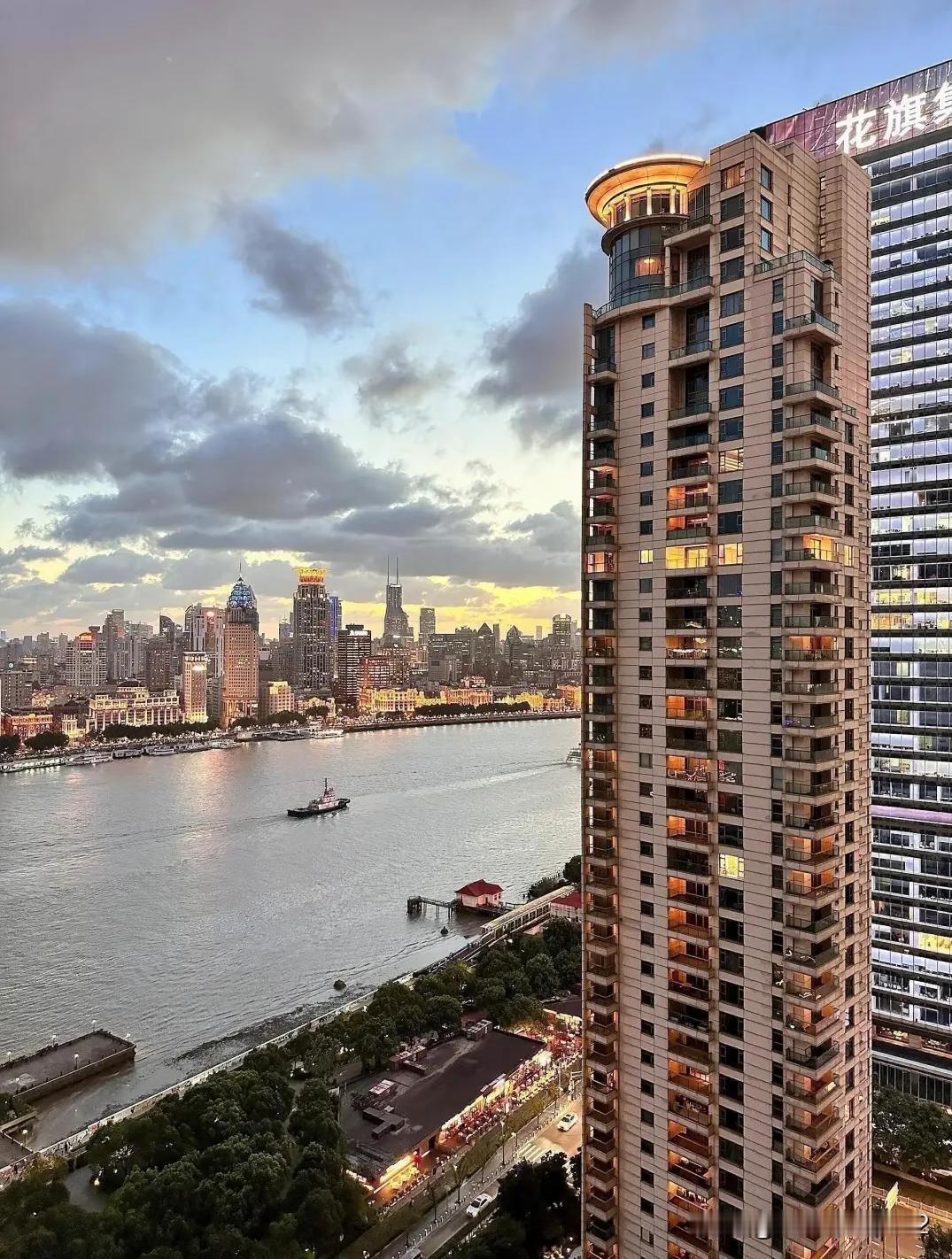 汤臣一品也没抗住，价格下来了。
     陆家嘴顶豪汤臣一品又出好房了！后排中区