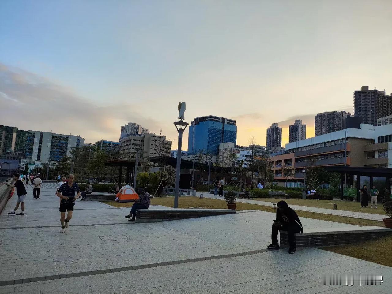 有时候你的心智会欺骗你，
它会跟你说你一无是处，一切毫无希望，
但我发现一件事：