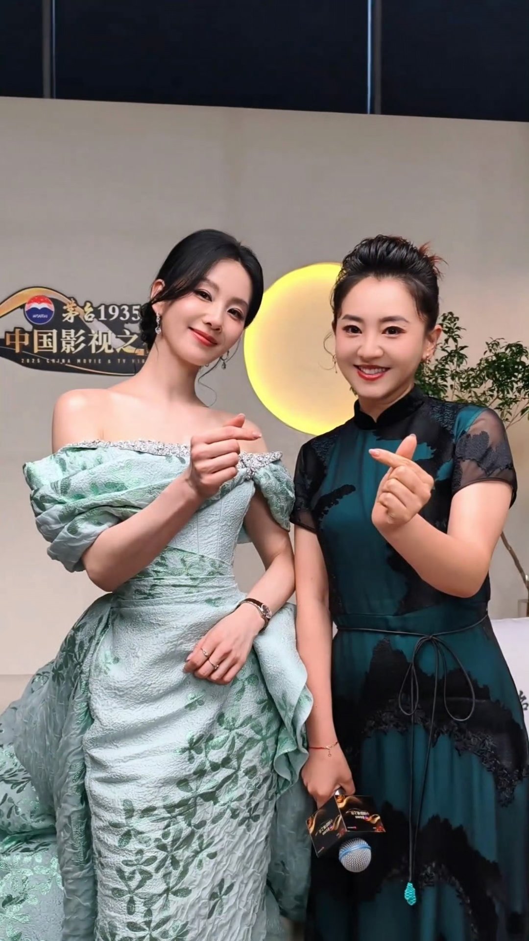 我的童年回忆和青春记忆合体了[抱一抱]出现在动画频道主持人月亮姐姐视频里的刘诗诗