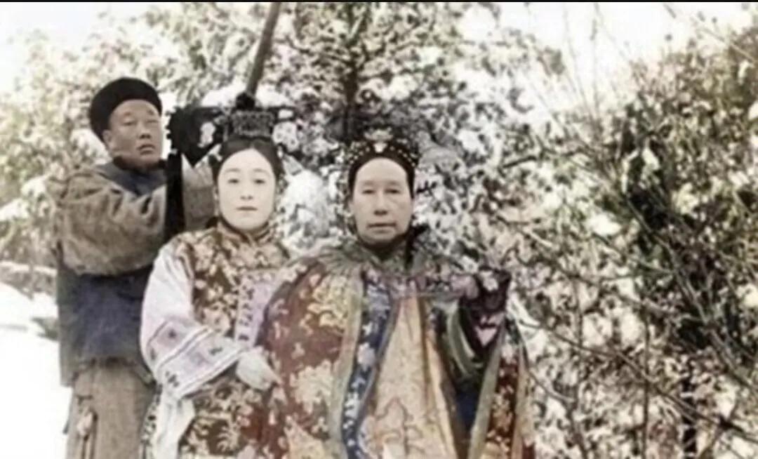 1900年，慈禧狼狈西逃住进山西首富家。临行时，慈禧让乔家借她10万两，乔致庸扑