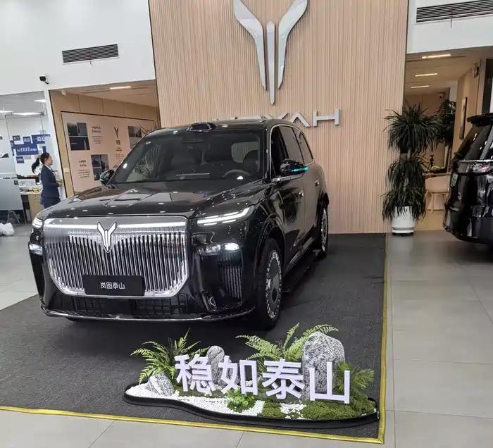 “最霸气”的大六座——岚图泰山
这车凭什么这么霸气？我来给你掰扯掰扯：

第一眼