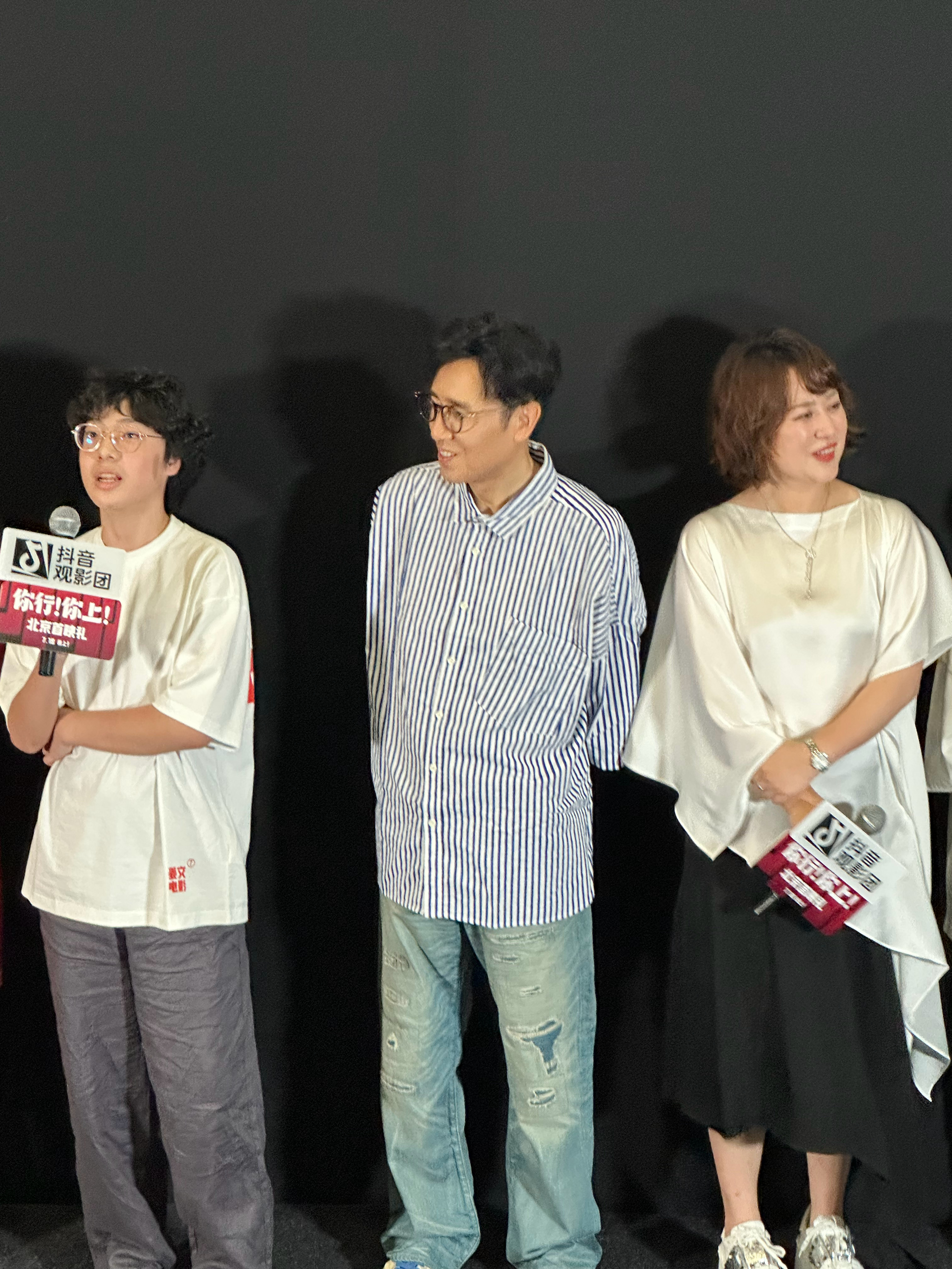 于和伟被姜文哄成胚胎了姜文给于和伟送道具酒谁能想到姜文导演哄人这么有一套？《你行