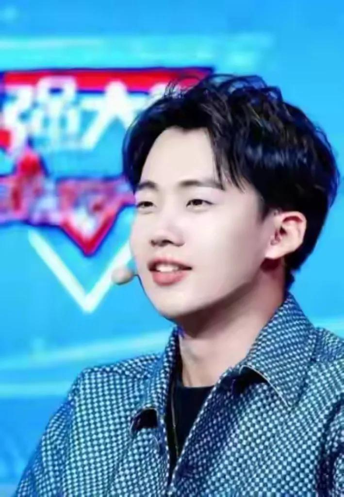 29岁的郭麒麟，在星二代中堪称成功典范。他本是相声演员，却大胆跨界演艺圈，不靠父