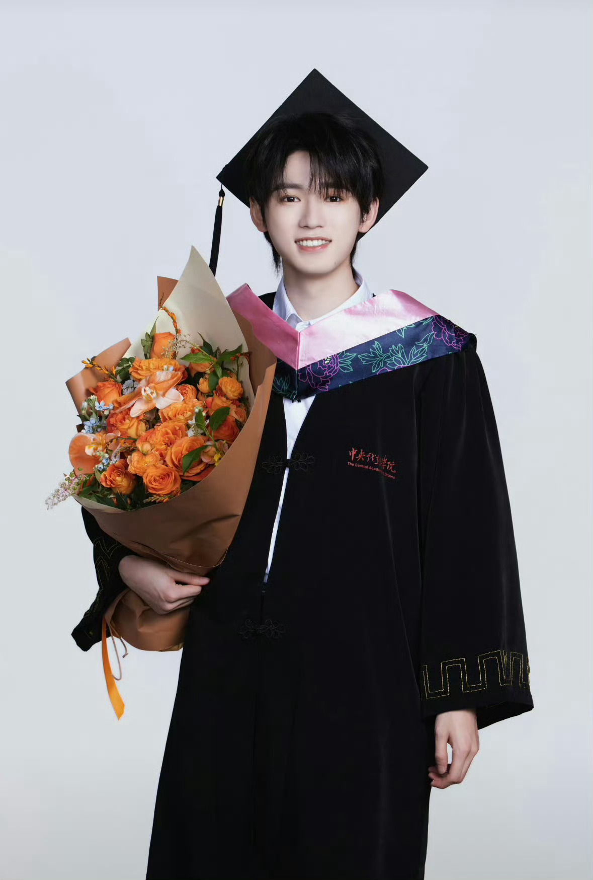 宋亚轩一组看起来好像还没长大的毕业照🥺宋亚轩学士服毕业照 宋亚轩晒毕业照