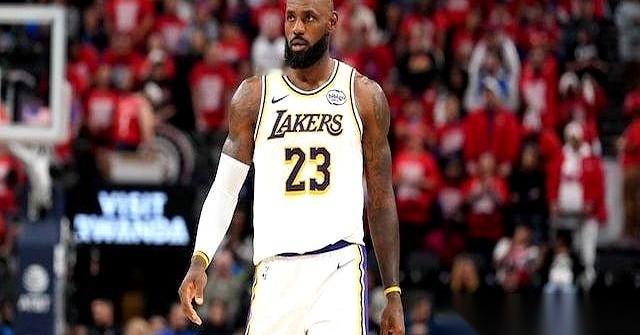 你知道最拧巴的是什么吗？
场上拼命的想赢，办公室里算计的却想等。
一个想在生涯的