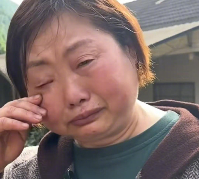 #网暴救灾村支书戴金耳环涉事者被罚#【网暴救灾村支书戴“金耳环”涉事人员被处罚】