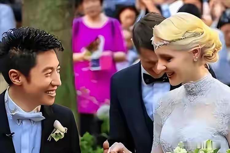 央视主持人的另一半，还真是打破人的常规印象。

康辉和妻子刘雅洁是大学同学，从校