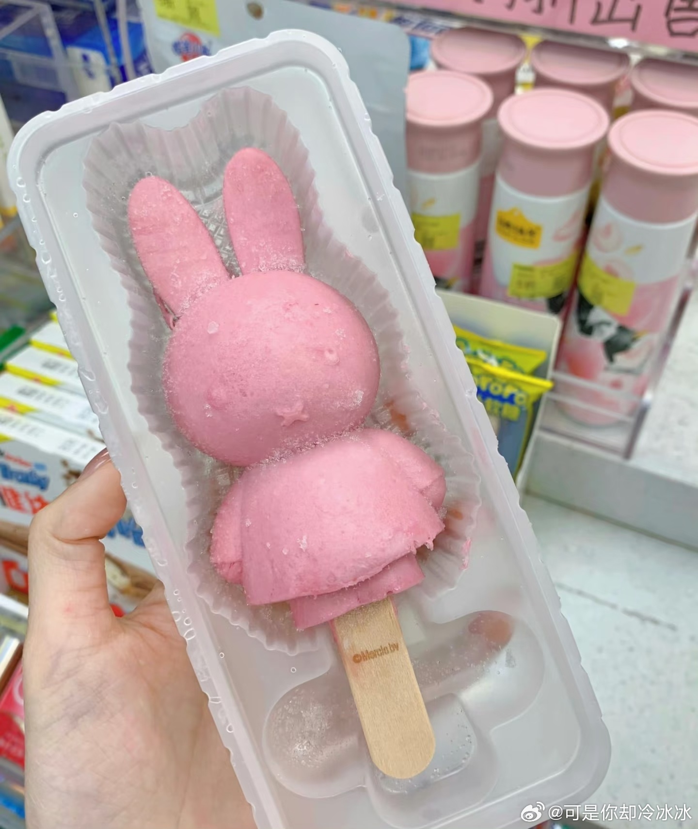 蝉声黏在晒化的柏油路上，整个人像块快拧干的抹布。墙角电线杆的影子缩成一小团，热得