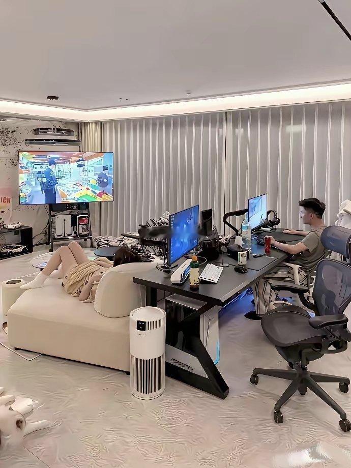 这哥们是位真玩家，眼里只有游戏。 