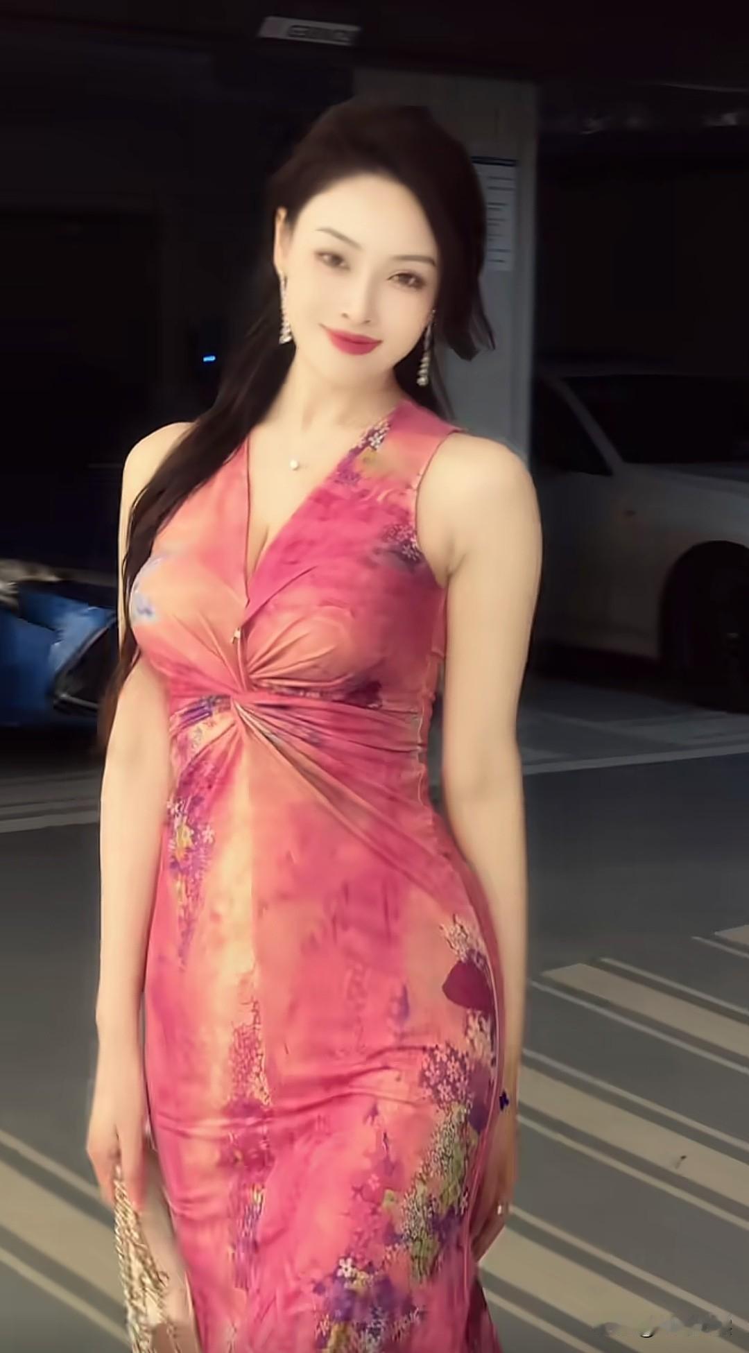 地下车库的惊艳随拍，美女到哪儿都有T台粉红色的回忆 街拍美女 好身材性感女神